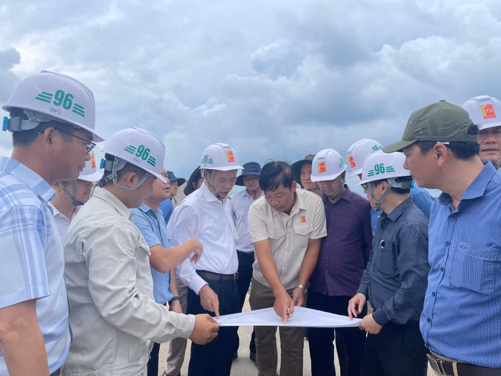 Thứ trưởng Nông nghiệp và Phát triển nông thôn Phùng Đức Tiến chỉ đạo tại công trường.