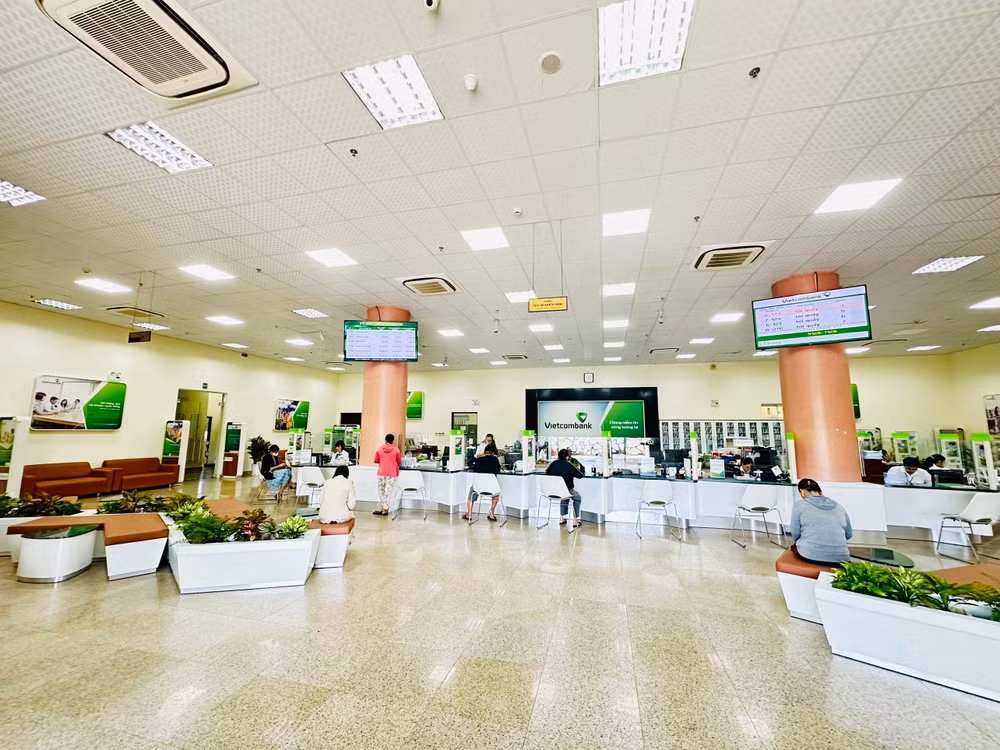 Nhân viên Vietcombank sẵn sàng phối hợp khách hàng xác minh khi phát hiện bất kỳ vụ việc nào có dấu hiệu lừa đảo.