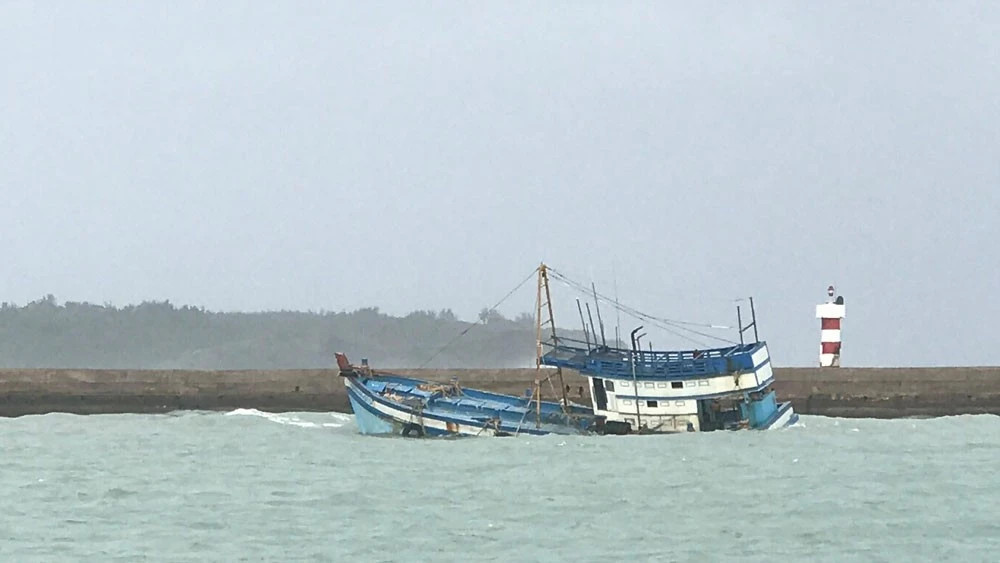 Bình Thuận: Tàu chìm, 5 ngư dân thoát chết 