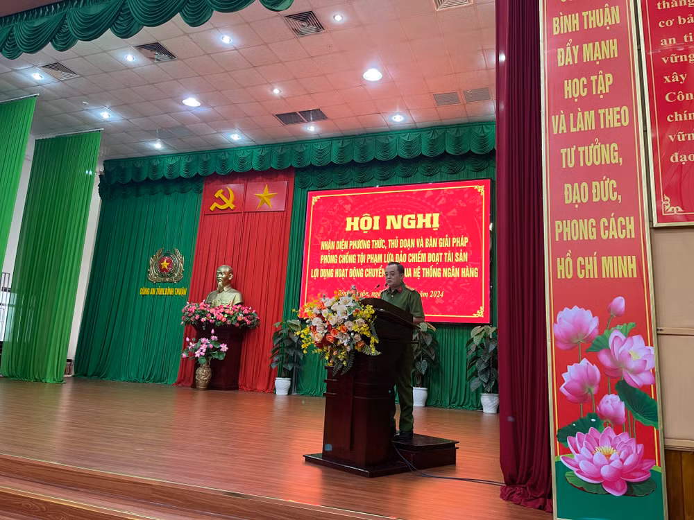 Đại tá Huỳnh Ngọc Liêm, Phó Giám đốc Công an tỉnh Bình Thuận, Thủ trưởng Cơ quan Cảnh sát điều tra phát biểu tại hội nghị