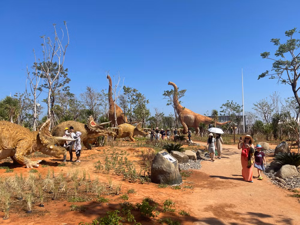 Du khách tham quan công viên khủng long tại NovaWorld