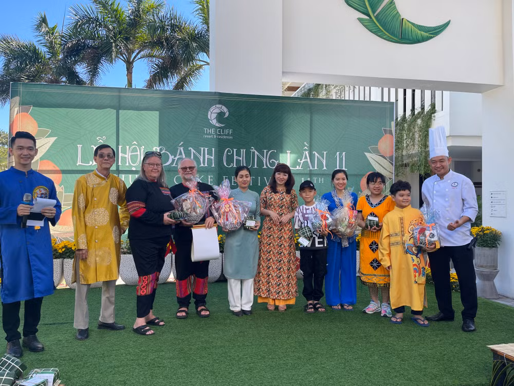 Ban tổ chức trao giải cho thí sinh gói bánh chưng đẹp nhất.