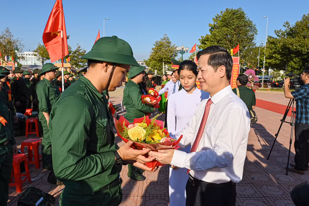 Ông Đoàn Anh Dũng, Chủ tịch Ủy ban nhân dân tỉnh Bình Thuận đã tham dự, tặng hoa cho các thanh niên lên đường nhập ngũ.
