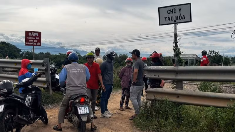 Tại lối đi tự mở có biển cảnh báo