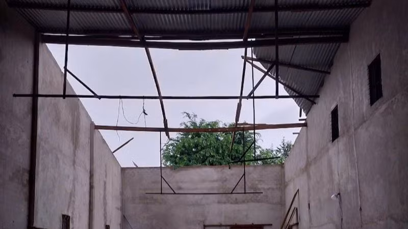 Một căn nhà bị tốc mái.