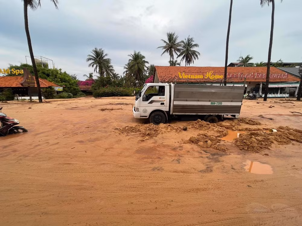 Nhiều phương tiện không đi qua được khu vực này.
