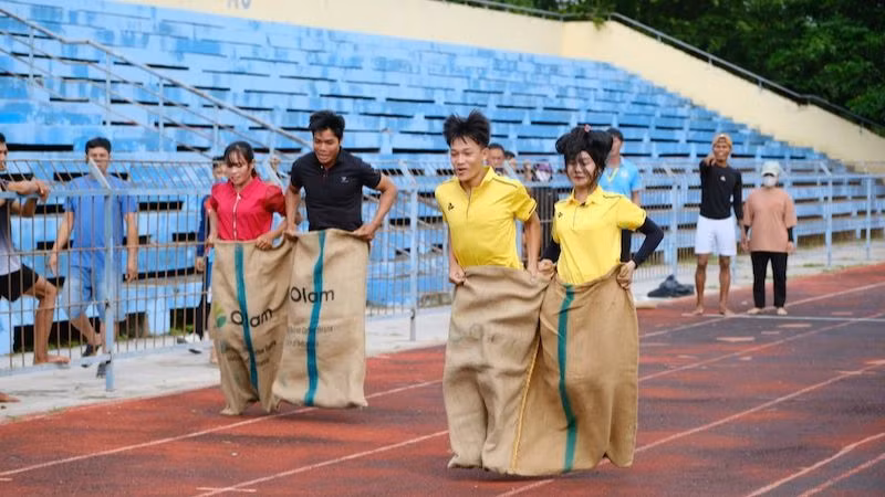Các thí sinh tham gia nhảy bao bố.