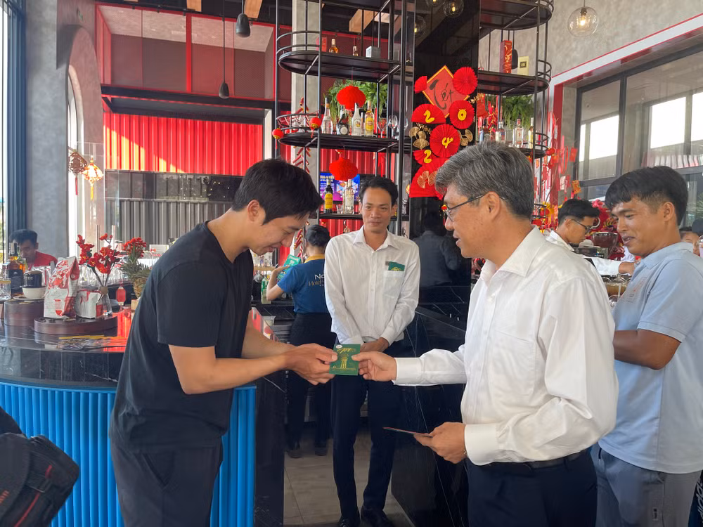 Ông Nguyễn Minh, Phó Chủ tịch Ủy ban nhân dân tỉnh Bình Thuận lì xì cho du khách.