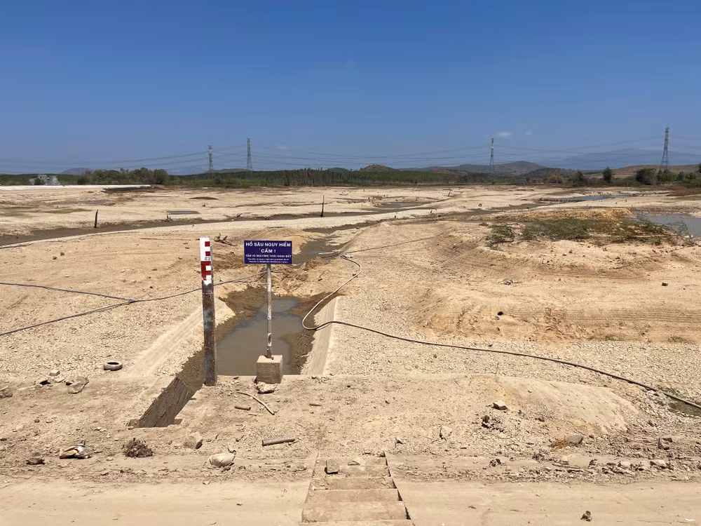 Ghi nhận vào ngày 22/3, hồ Tà Mon chỉ còn vài vũng nước nhỏ ở đáy hồ