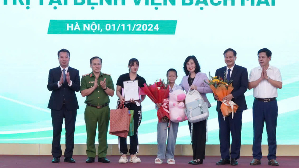 "Em bé Làng Nủ" M.H.T.N., nạn nhân cuối cùng trong vụ lũ quét thảm khốc ở thôn Làng Nủ (xã Phúc Khánh, huyện Bảo Yên, tỉnh Lào Cai) đã xuất viện, sau 50 ngày điều trị tại Bệnh viện Bạch Mai. Em đã được Quỹ Bảo hiểm y tế chi trả gần 600 triệu đồng trong công tác điều trị, góp phần giúp em phục hồi một cách kỳ diệu. (Ảnh: VSS)