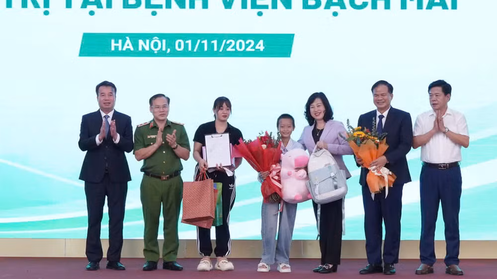 "Em bé Làng Nủ" M.H.T.N., nạn nhân cuối cùng trong vụ lũ quét thảm khốc ở thôn Làng Nủ (xã Phúc Khánh, huyện Bảo Yên, tỉnh Lào Cai) đã xuất viện, sau 50 ngày điều trị tại Bệnh viện Bạch Mai. Em đã được Quỹ Bảo hiểm y tế chi trả gần 600 triệu đồng trong công tác điều trị, góp phần giúp em phục hồi một cách kỳ diệu. (Ảnh: VSS)