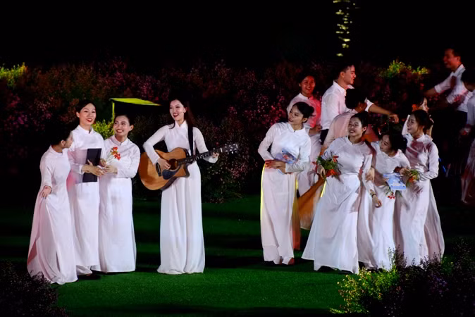 Những tà áo dài trắng thướt tha, dịu dàng, nữ tính của nữ sinh Huế.