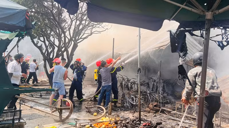 Lực lượng chức năng và người dân tích cực dập lửa.