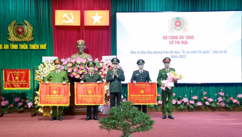 Thứ trưởng Lê Quốc Hùng trao Cờ thi đua của Bộ Công an tặng 3 tập thể thuộc Công an tỉnh Thừa Thiên Huế và trao hoa cho Phòng Cảnh sát hình sự được đề xuất tặng Cờ thi đua của Chính phủ.