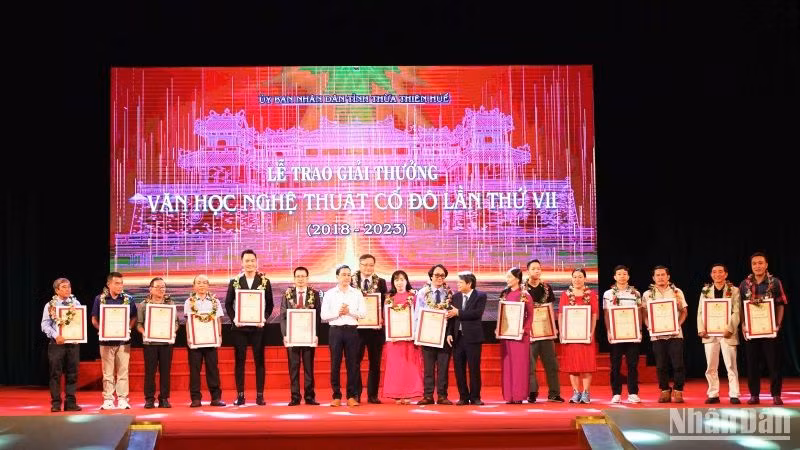 Trao giải C cho các tác giả/nhóm tác giả đoạt giải.