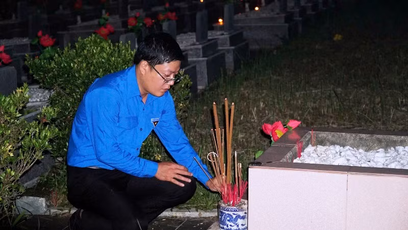 Bí thư Tỉnh đoàn Nguyễn Thanh Hoài dâng hương tại các phần mộ liệt sĩ.