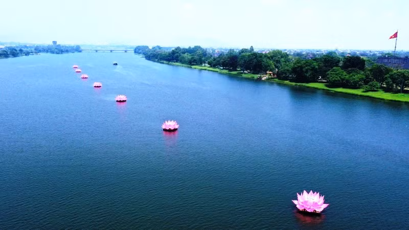 Bảy đóa sen “nở” trên sông Hương với ý nghĩa cung nghinh bảy bước chân thị hiện đản sanh của Đức Phật. Bảy đóa sen “nở” trên sông Hương với ý nghĩa cung nghinh bảy bước chân thị hiện đản sanh của Đức Phật.