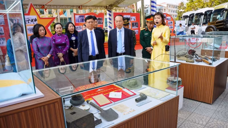 Các khu trưng bày về lịch sử đưa người xem về với quá khứ hào hùng của Huế.