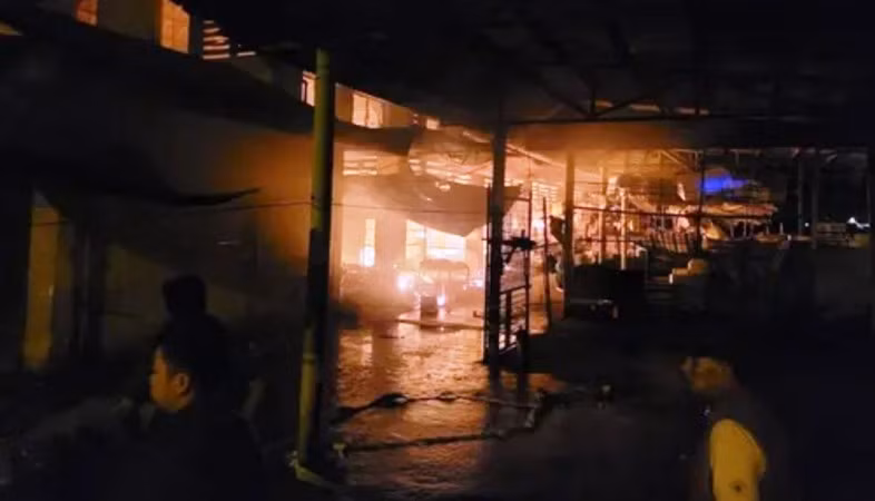 Hầu như các quầy hàng trong chợ Khe Tre đều bị cháy rụi.