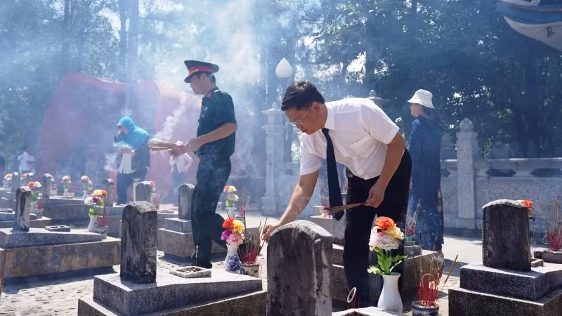 Phó Chủ tịch Thường trực Ủy ban nhân dân tỉnh Nguyễn Thanh Bình thắp hương tại các phần mộ ở Nghĩa trang liệt sĩ Quốc gia Trường Sơn, tỉnh Quảng Trị. (Ảnh: LT)