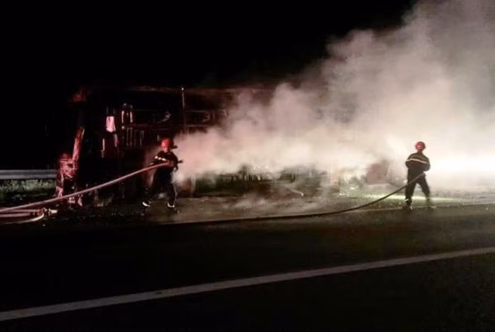 Lực lượng Cảnh sát Phòng cháy chữa cháy và Cứu nạn cứu hộ Công an tỉnh Thừa Thiên Huế và huyện Nam Đông nỗ lực khống chế vụ cháy xe khách giữa đêm khuya. (Ảnh: CTV)