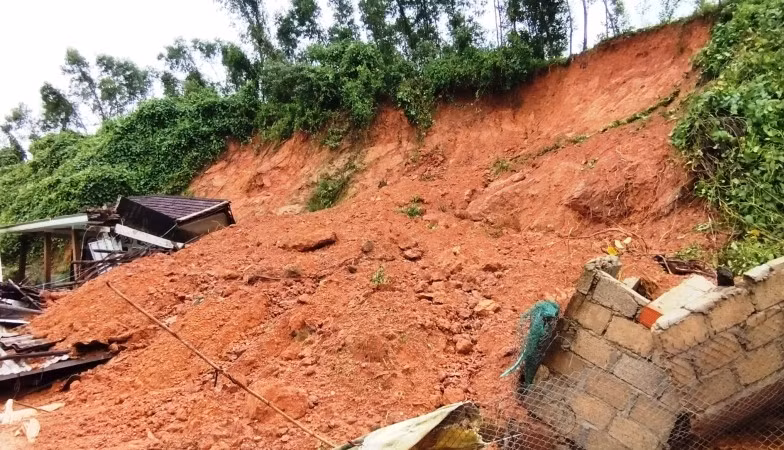 Điểm sạt lở đất đồi tại thôn Phước Tượng, xã Lộc Trì (huyện Phú Lộc) trong một trận mưa lũ.