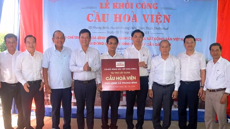 Đại diện Câu lạc bộ Bất Động sản Việt Nam trao bảng tượng trưng tài trợ xây dựng cầu Hòa Viện. (Ảnh: Trần Minh)