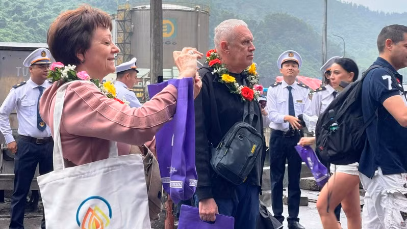 Tại Thừa Thiên Huế, du lịch tàu biển quốc tế đã bắt đầu phục hồi mạnh mẽ trở lại với việc nhiều công ty du lịch đăng ký đưa khách cập cảng Chân Mây.