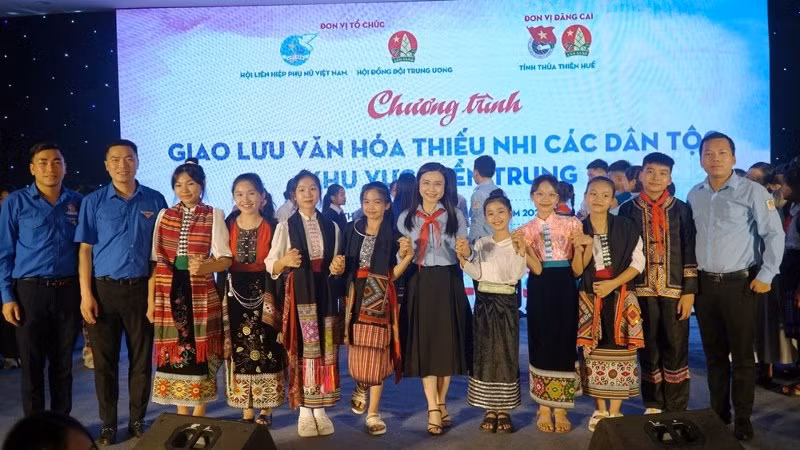 Các đại biểu cùng các em thiếu nhi chụp ảnh lưu niệm tại chương trình.