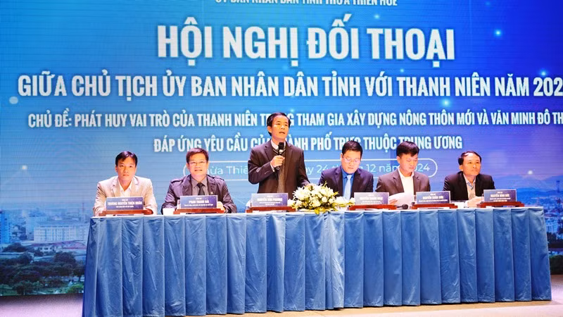 Chủ tịch Ủy ban nhân dân tỉnh Thừa Thiên Huế Nguyễn Văn Phương đối thoại với thanh niên.