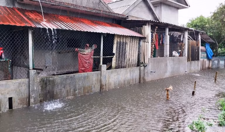 Nước đã ngấp nghé nhà dân ở Xuân Tùy (xã Quảng Phú, huyện Quảng Điền), hạ lưu sông Bồ.