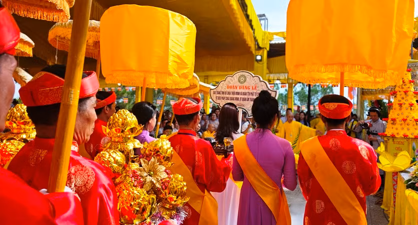 Các đoàn, đơn vị diễu hành dâng hương hoa, vật phẩm cúng dường.