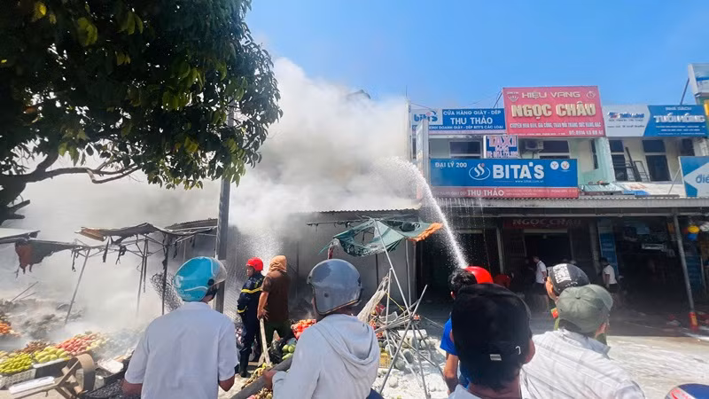 Lãnh đạo thị xã Phong Điền (thành phố Huế) cũng có mặt tại hiện trường chỉ đạo công tác khống chế vụ cháy xảy ra tại chợ An Lỗ.