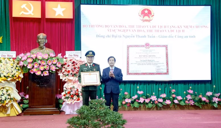 Chủ tịch Ủy ban nhân dân tỉnh Nguyễn Văn Phương trao Kỷ niệm chương của Bộ trưởng Văn hóa, Thể thao và Du lịch tặng Đại tá Nguyễn Thanh Tuấn, Giám đốc Công an tỉnh.
