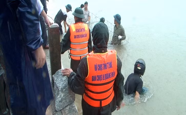 Cán bộ, chiến sĩ quân đội cùng dân quân địa phương đã không quản khó khăn, gian khổ, kịp thời triển khai mọi biện pháp để gia cố bờ đê.