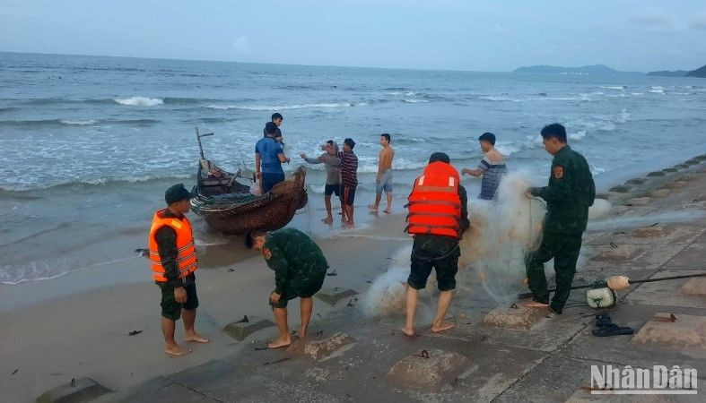 Lực lượng Biên phòng Vinh Hiền phối hợp với các lực lượng tại địa phương tích cực tìm kiếm các em học sinh đuối nước trên biển. (Ảnh: Bộ đội Biên phòng cung cấp)