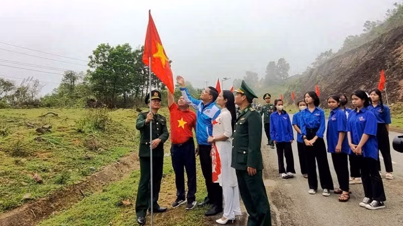 Cô giáo Hồ Thị Dói cùng tuổi trẻ Đoàn Kinh tế-Quốc phòng 92 và học sinh tham gia công trình thanh niên xanh-sạch-sáng tại địa phương.