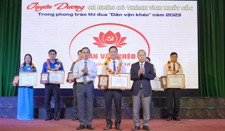 Lãnh đạo tỉnh tuyên dương các cá nhân có thành tích xuất sắc trong phong trào thi đua “Dân vận khéo”.