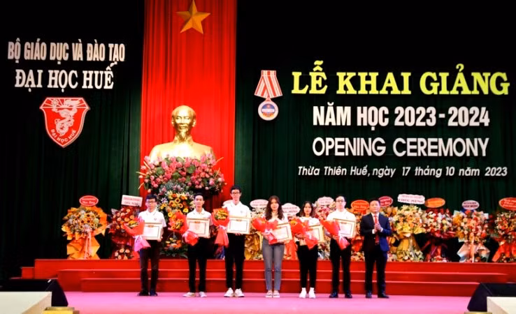 TS. Bùi Văn Lợi, Phó Giám đốc Đại học Huế tặng hoa và phần thưởng của Đại học Huế cho các sinh viên đạt giải quốc gia và quốc tế năm học 2022-2023.