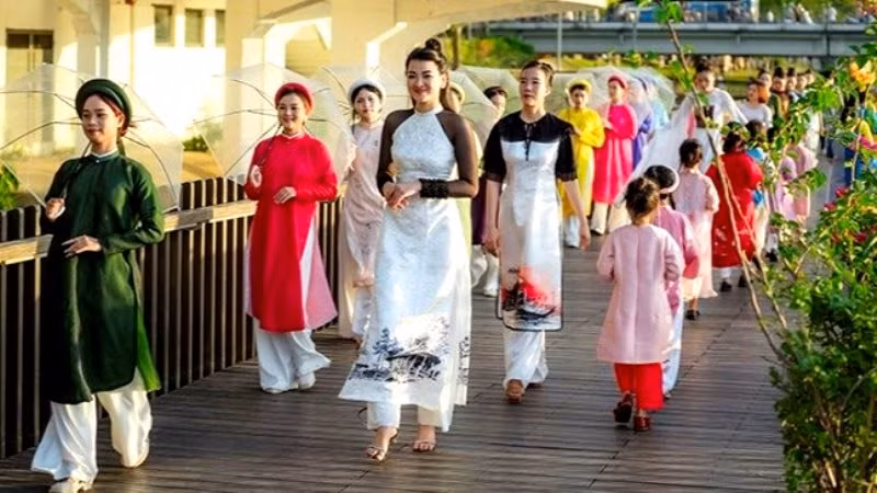 Huế cũng là địa phương đầu tiên của Việt Nam tổ chức Lễ hội áo dài trong trong các kỳ Festival Huế.