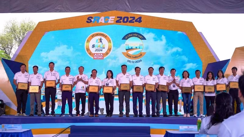 Lãnh đạo tỉnh Thừa Thiên Huế trao bảng kỷ niệm cho các sở, ban, ngành và các trường học, đơn vị đồng hành.