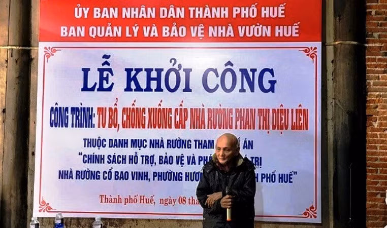 Đại diện chủ nhà rường phát biểu cảm ơn các cấp chính quyền, cơ quan chức năng đã hỗ trợ trùng tu ngôi ngôi cổ của gia đình. (Ảnh: Nhật Khương)