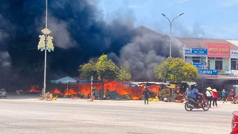 Ngọn lửa bùng phát mạnh, bao trùm cả khu chợ An Lỗ.