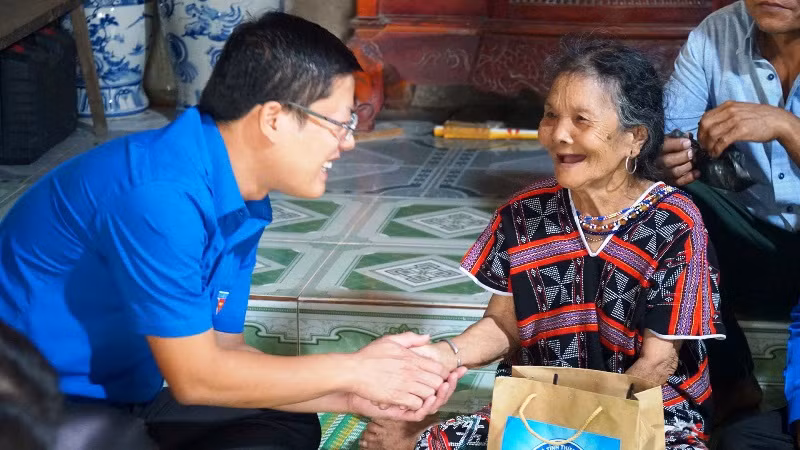 Trao tặng di ảnh liệt sĩ đã phục dựng và tặng qùa cho gia đình chính sách tại A Lưới.