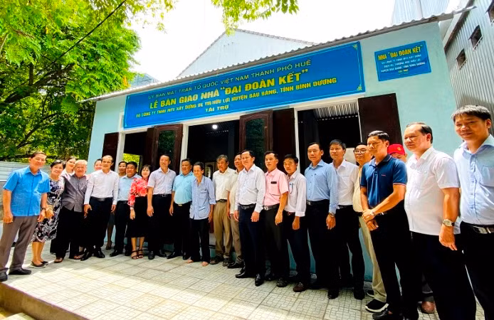 Lãnh đạo 2 địa phương chụp ảnh lưu niệm tại lễ bàn giao nhà cho gia đình ông Nguyễn Văn Vân, trú tại phường Đông Ba (thành phố Huế).