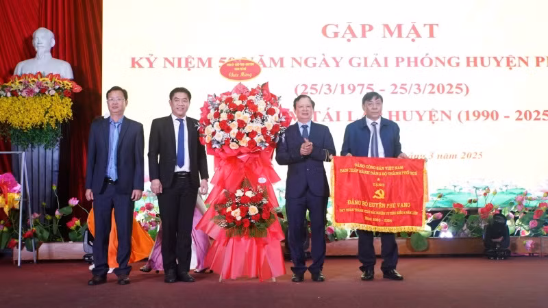 Đồng chí Bí thư Thành ủy, Chủ tịch Hội đồng nhân dân thành phố Lê Trường Lưu (thứ hai bên phải) tặng Cờ thi đua cho Đảng bộ huyện Phú Vang đạt hoàn thành xuất sắc nhiệm vụ tiêu biểu 5 năm liền (2020-2024). (Ảnh: Đức Hiền)