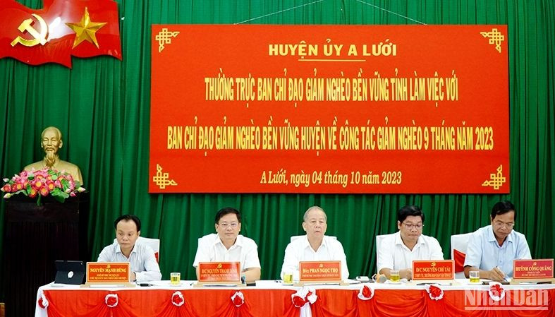 Thường trực Ban Chỉ đạo giảm nghèo bền vững tỉnh làm việc với huyện A Lưới. (Ảnh: THANH ĐỊNH) 