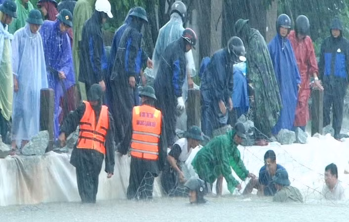 Đến 16 giờ chiều 13/10, cán bộ, chiến sĩ Ban Chỉ huy Quân sự huyện cùng các lực lượng đã hoàn thành công việc chống sạt lở đoạn đê.