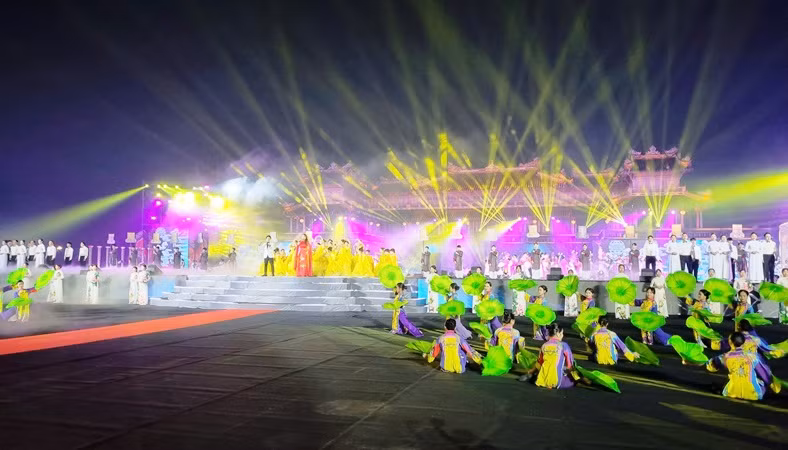 Tầm nhìn đến năm 2045, thành phố Huế là thành phố Festival, trung tâm văn hóa, giáo dục, du lịch và y tế chuyên sâu đặc sắc của châu Á. Tầm nhìn đến năm 2045, thành phố Huế là thành phố Festival, trung tâm văn hóa, giáo dục, du lịch và y tế chuyên sâu đặc sắc của châu Á.