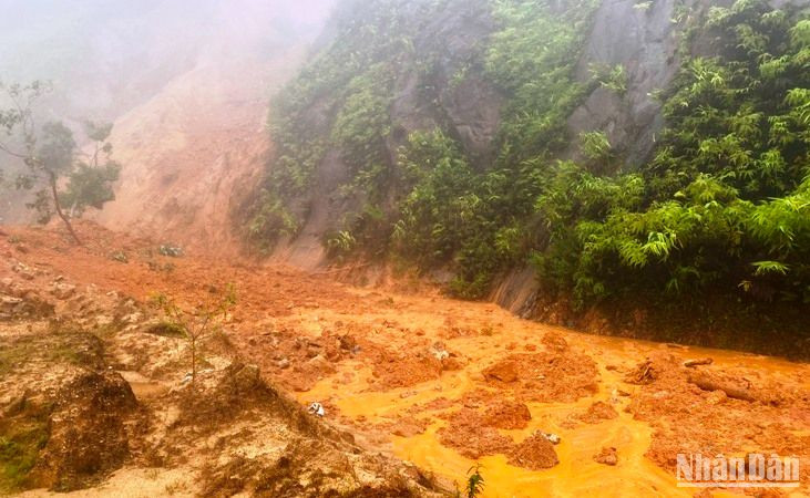Sạt lở tại đường Hồ Chí Minh đoạn qua xã Hương Nguyên, huyện A Lưới (Thừa Thiên Huế).